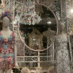 Mostra Dolce&Gabbana: l’arte brilla tra colori, cristalli e luce dorata