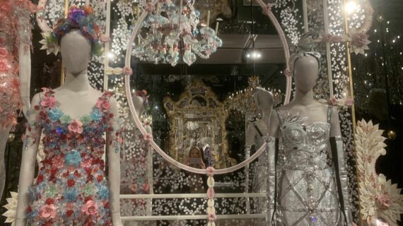 Mostra Dolce&Gabbana: l’arte brilla tra colori, cristalli e luce dorata