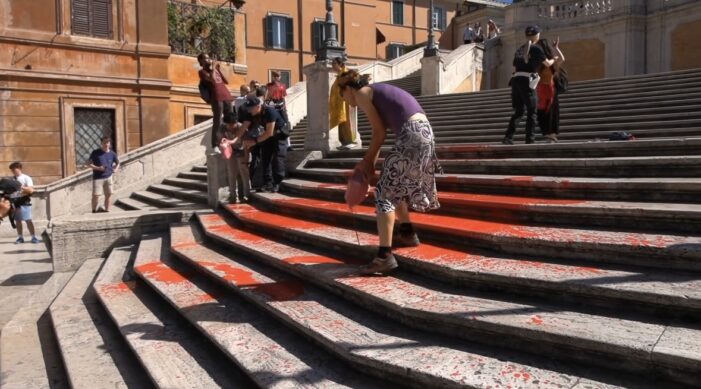 Attacco alla bellezza: vernice rossa a Piazza di Spagna 