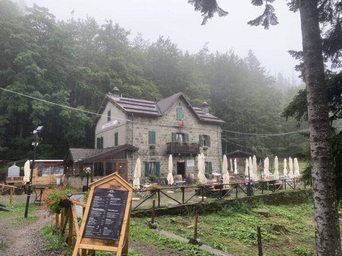 Rifugio Capanno Tassoni: un autunno tra Natura, Cibo e Tradizioni